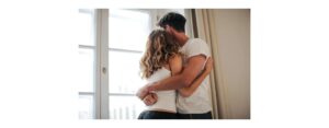 una pareja abrazándose