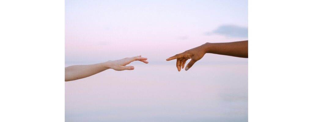 dos manos a punto de tocarse