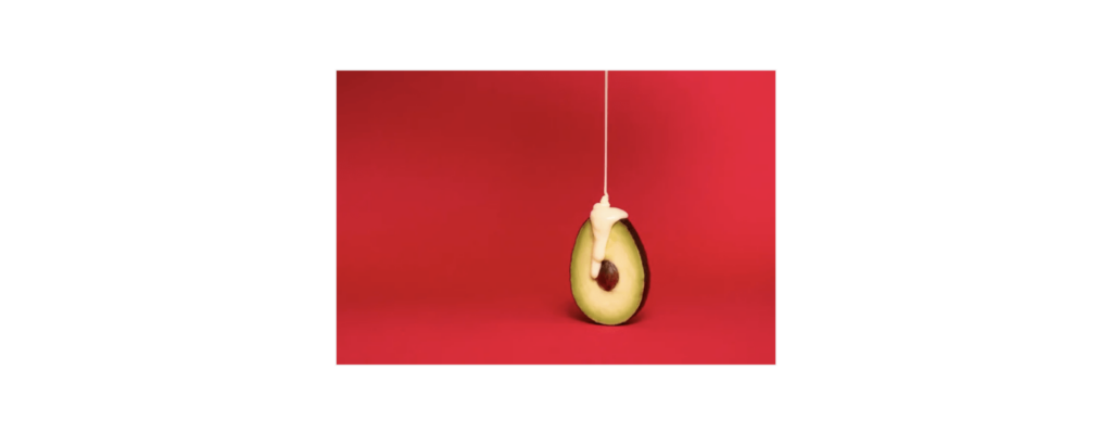 UN AGUACATE COLGADO DE UNA CUERDA